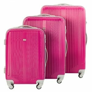 Чемодан пластиковый на четырех колесах розовый